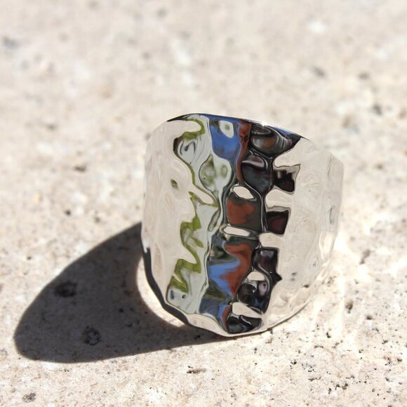 Womens Modern Wide Hammered Metal Silvertone Slim Shiny Bold Band Ring Size 7 - Picture 8 of 16